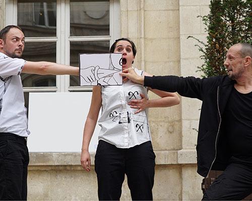 trois personnages jouent la comédie