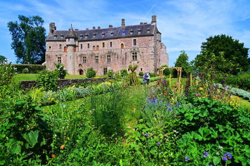 Château avec cour fleurie
