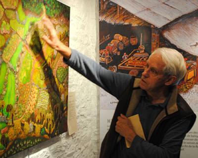 Lucien Pouëdras commente une de ses oeuvres